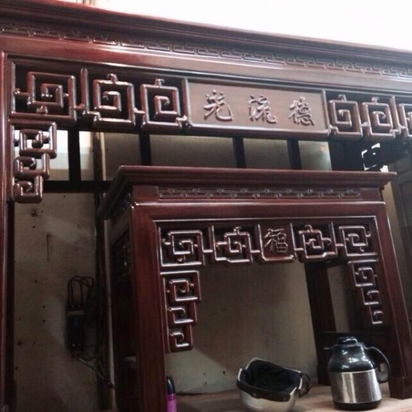 Bộ bàn thờ triện chạm Đức Lưu Quang gỗ gụ dài 197 cm - góc nhìn 2