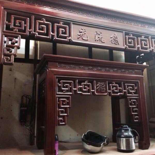 Bộ bàn thờ triện chạm Đức Lưu Quang gỗ gụ dài 197 cm - góc nhìn 3