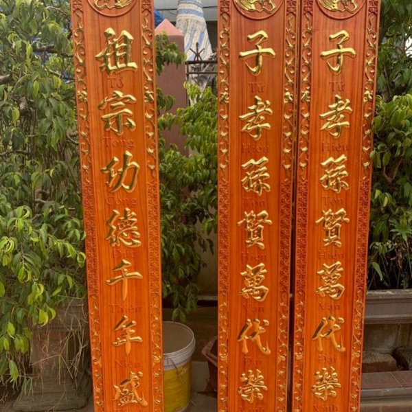 Bộ hoành phi câu đối dát vàng dài 197 cm gỗ hương đỏ - góc nhìn 2