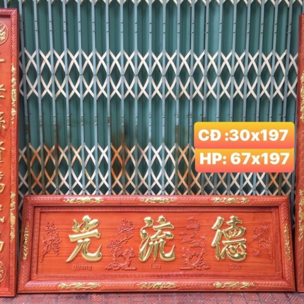 Bộ hoành phi câu đối dát vàng dài 197 cm gỗ hương đỏ - góc nhìn 3