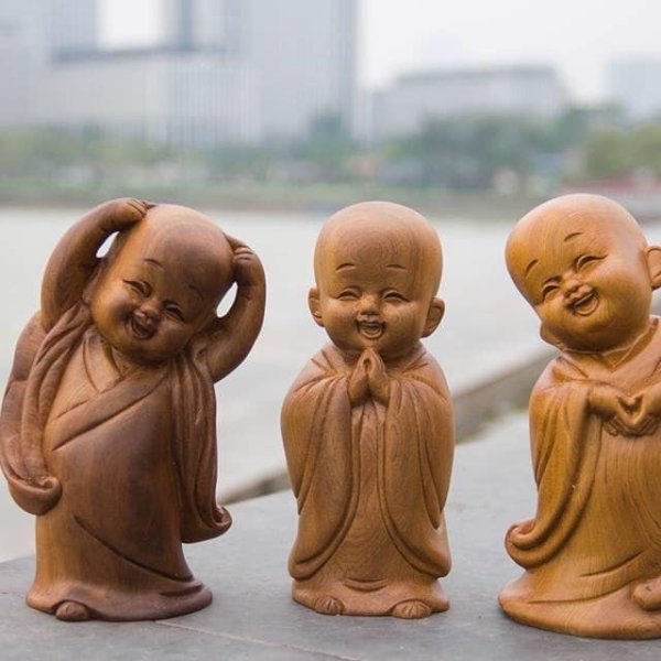 Bộ tượng chú tiểu tam tâm gỗ bách xanh 15cm - góc nhìn 2