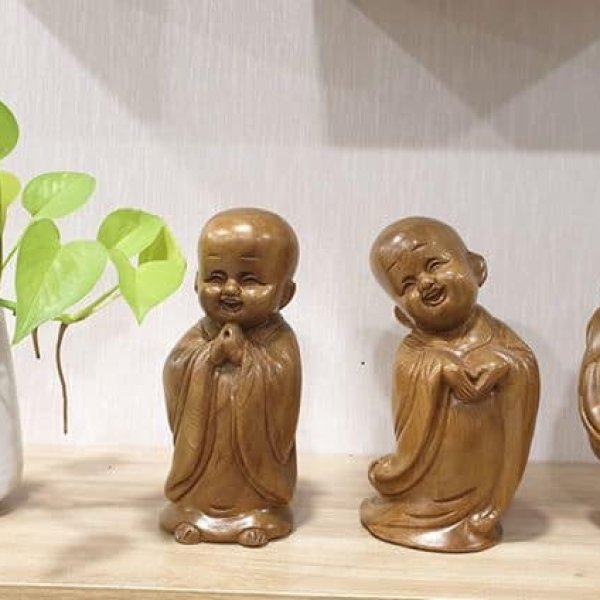Bộ tượng chú tiểu tam tâm gỗ bách xanh 15cm - góc nhìn 3