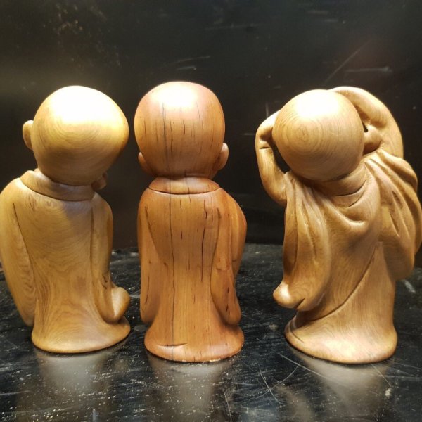 Bộ tượng chú tiểu tam tâm gỗ bách xanh 15cm - góc nhìn 4