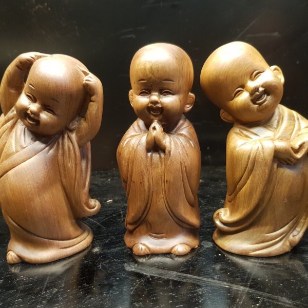 Bộ tượng chú tiểu tam tâm gỗ bách xanh 15cm - góc nhìn 5