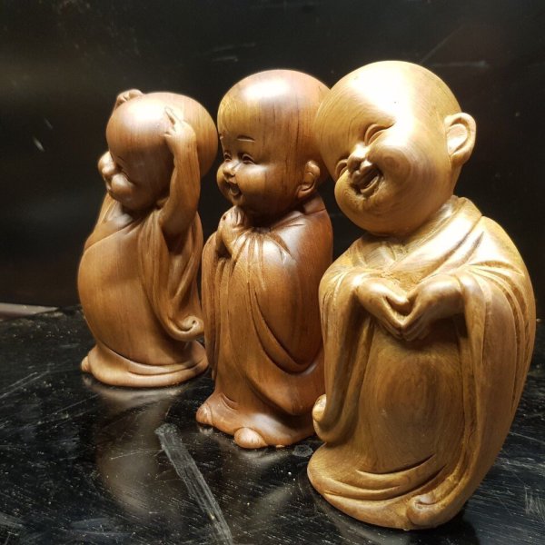 Bộ tượng chú tiểu tam tâm gỗ bách xanh 15cm - góc nhìn 7