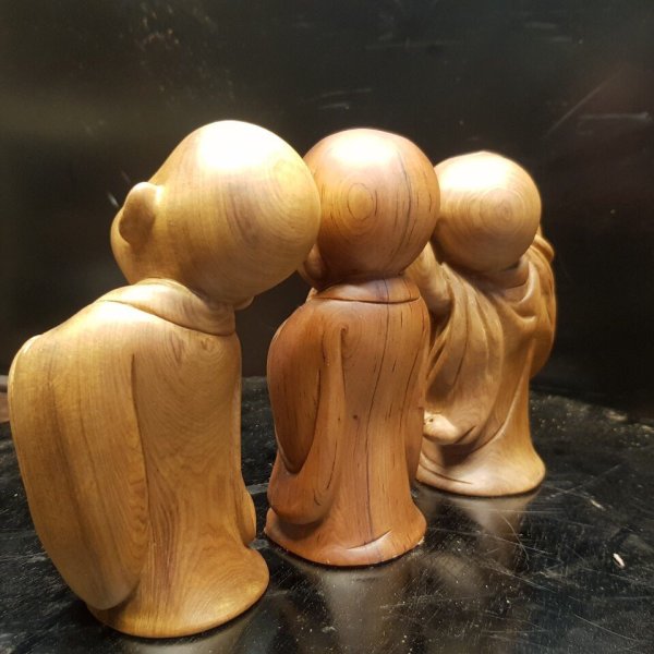 Bộ tượng chú tiểu tam tâm gỗ bách xanh 15cm - góc nhìn 8