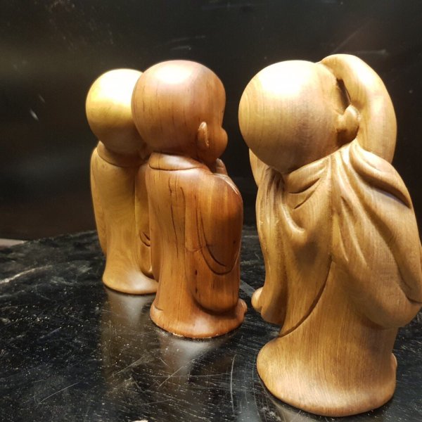 Bộ tượng chú tiểu tam tâm gỗ bách xanh 15cm - góc nhìn 9
