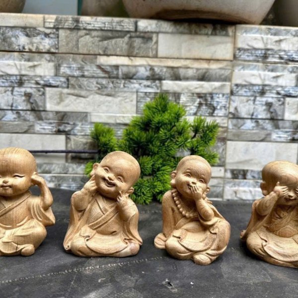 Bộ tượng chú tiểu tứ không gỗ bách xanh cao 9 cm - góc nhìn 3