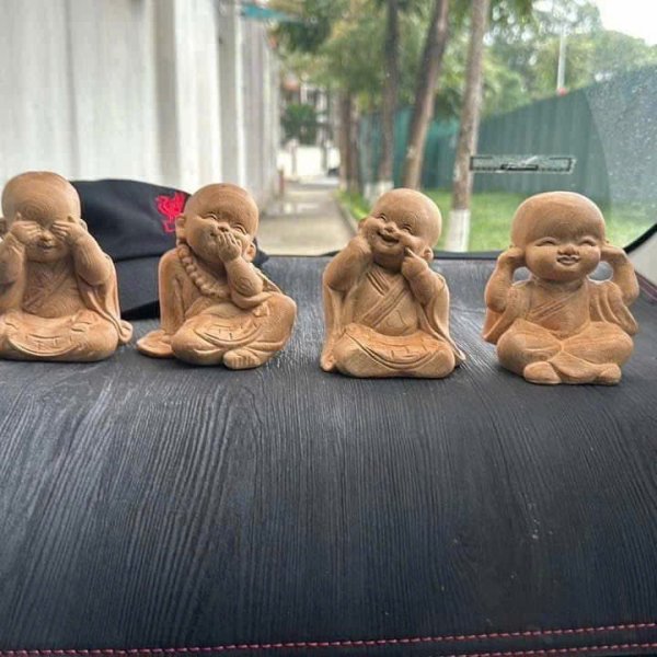 Bộ tượng chú tiểu tứ không gỗ bách xanh cao 9 cm - góc nhìn 4