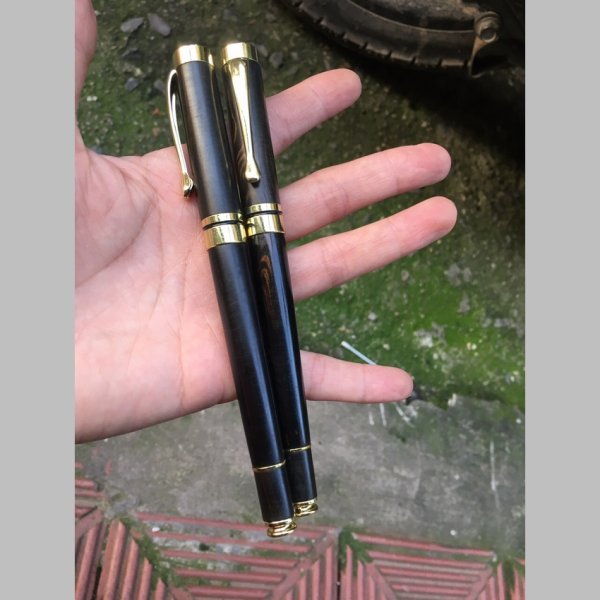 Bút bi gỗ mun sừng - góc nhìn 2