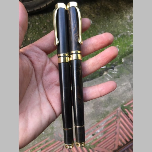 Bút bi gỗ mun sừng - góc nhìn 3