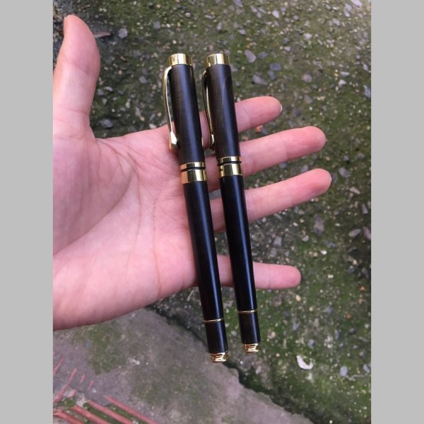 Bút bi gỗ mun sừng - góc nhìn 4