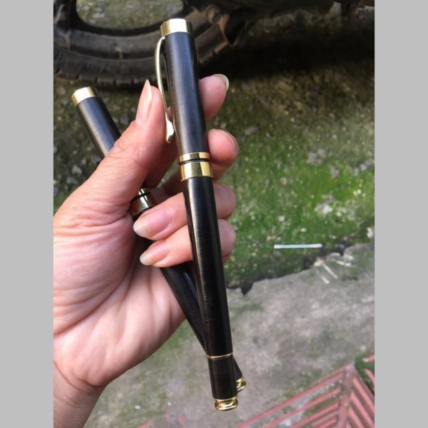 Bút bi gỗ mun sừng - góc nhìn 5
