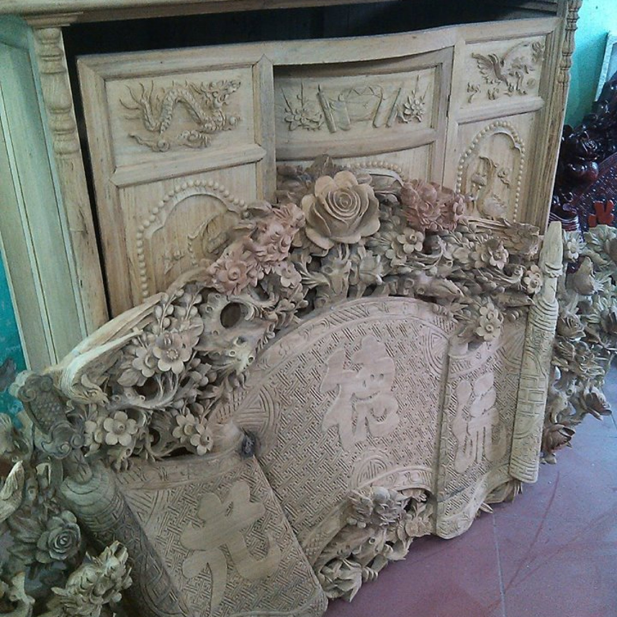 Cuốn thư chạm mai hóa gỗ gụ - Hoành phi câu đối