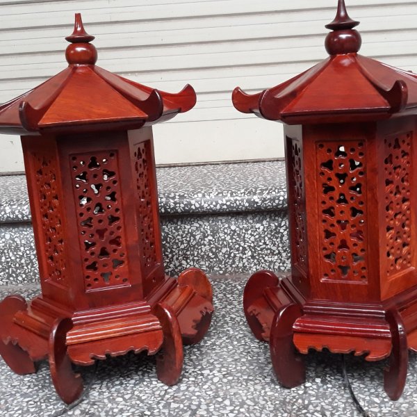 Đèn thờ gỗ hương hình lục giác chân thấp cao 41cm - góc nhìn 2