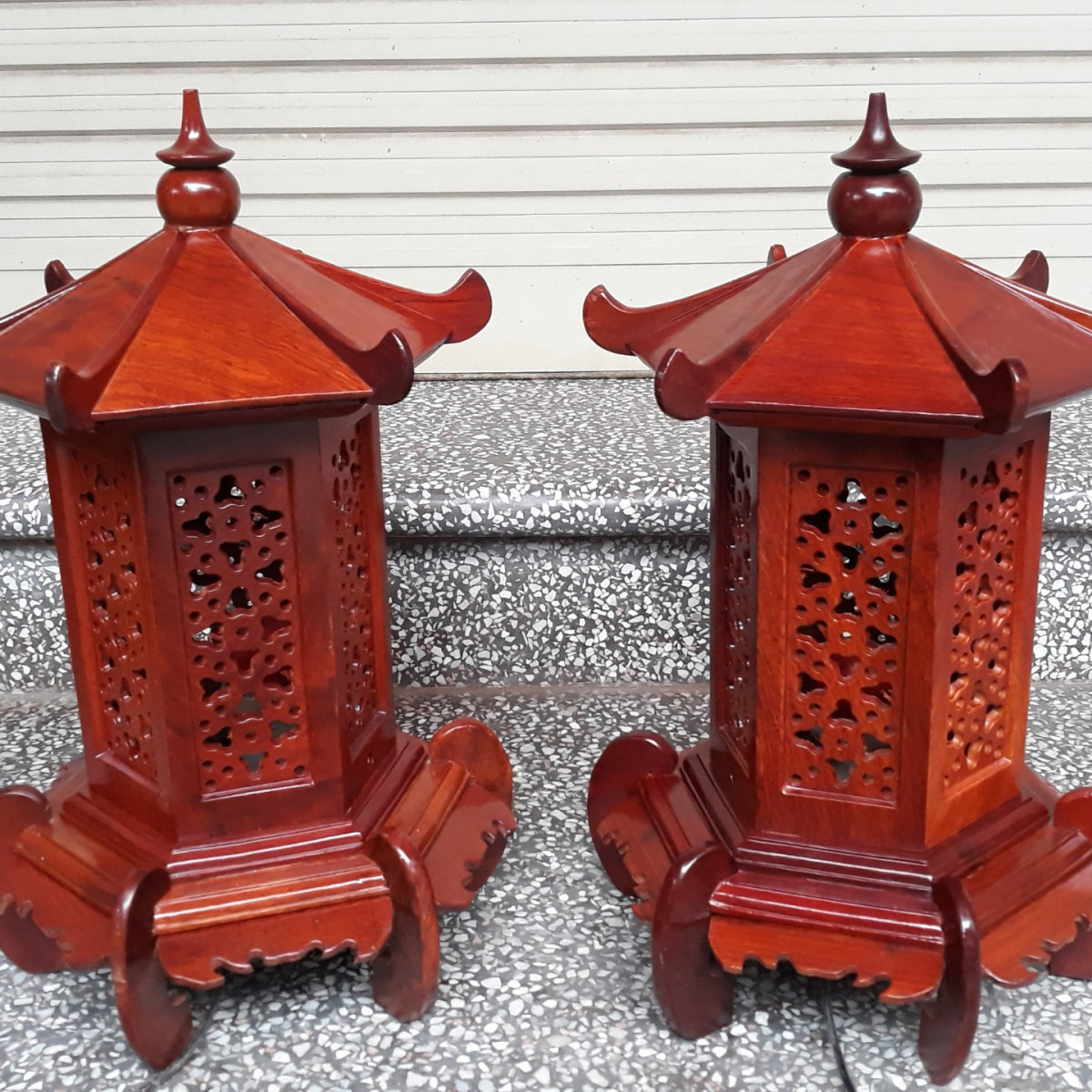 Đèn thờ gỗ hương hình lục giác chân thấp cao 41cm - Đèn thờ