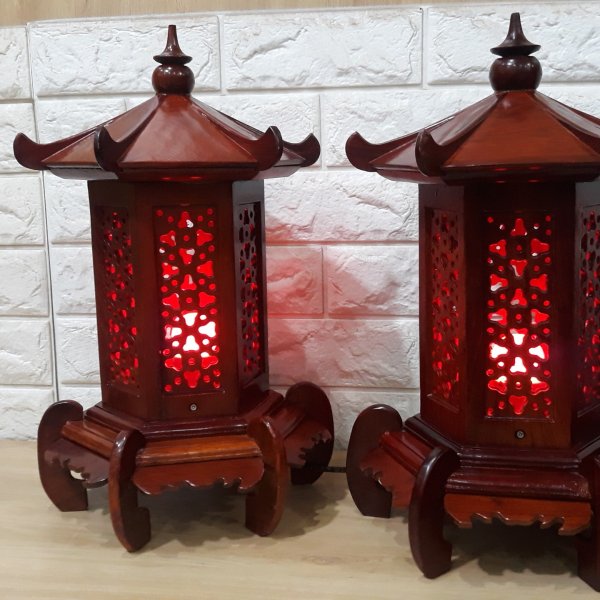 Đèn thờ gỗ hương hình lục giác chân thấp cao 41cm - góc nhìn 3