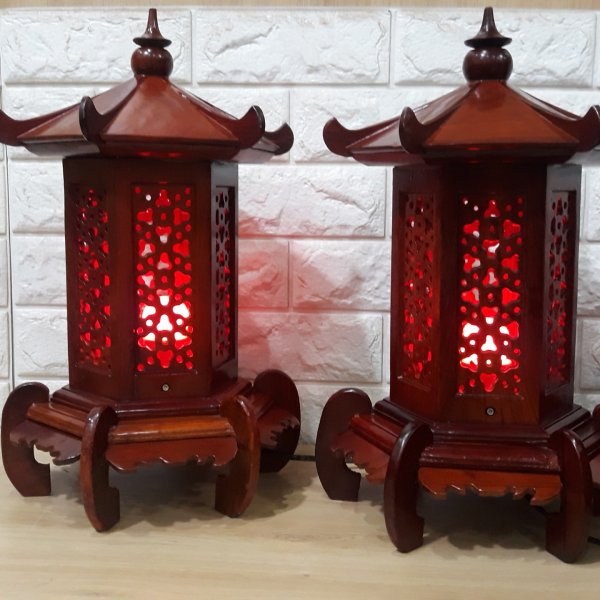 Đèn thờ gỗ hương hình lục giác chân thấp cao 41cm - góc nhìn 4