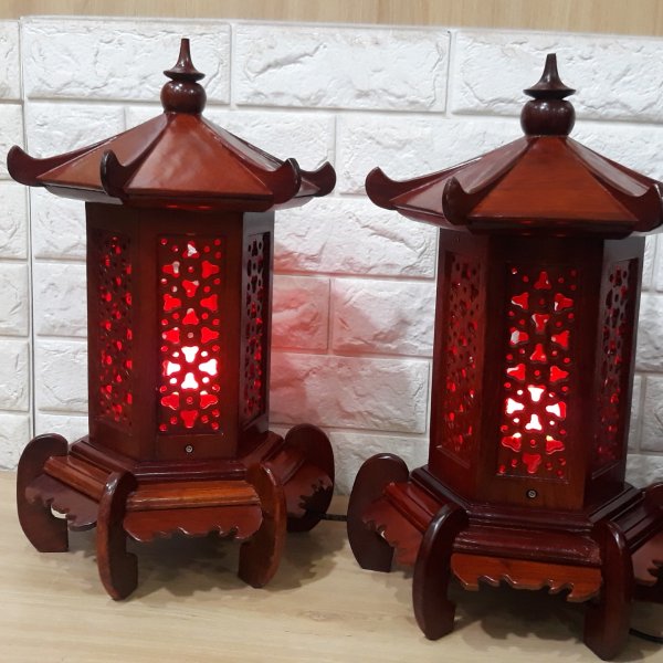 Đèn thờ gỗ hương hình lục giác chân thấp cao 41cm - góc nhìn 5