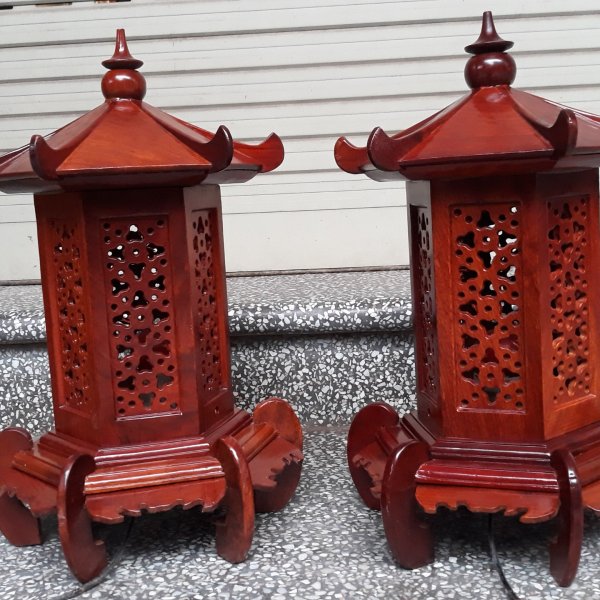 Đèn thờ gỗ hương hình lục giác chân thấp cao 41cm - góc nhìn 7