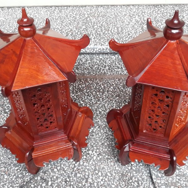 Đèn thờ gỗ hương hình lục giác chân thấp cao 41cm - góc nhìn 10
