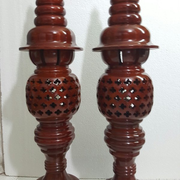 Đèn thờ gỗ xà cừ hình quả dứa cao 107 cm màu cánh gián - góc nhìn 2