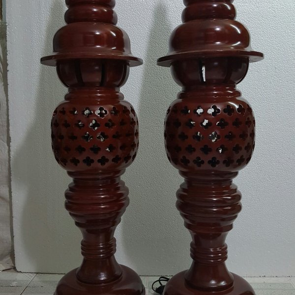 Đèn thờ gỗ xà cừ hình quả dứa cao 107 cm màu cánh gián - góc nhìn 11