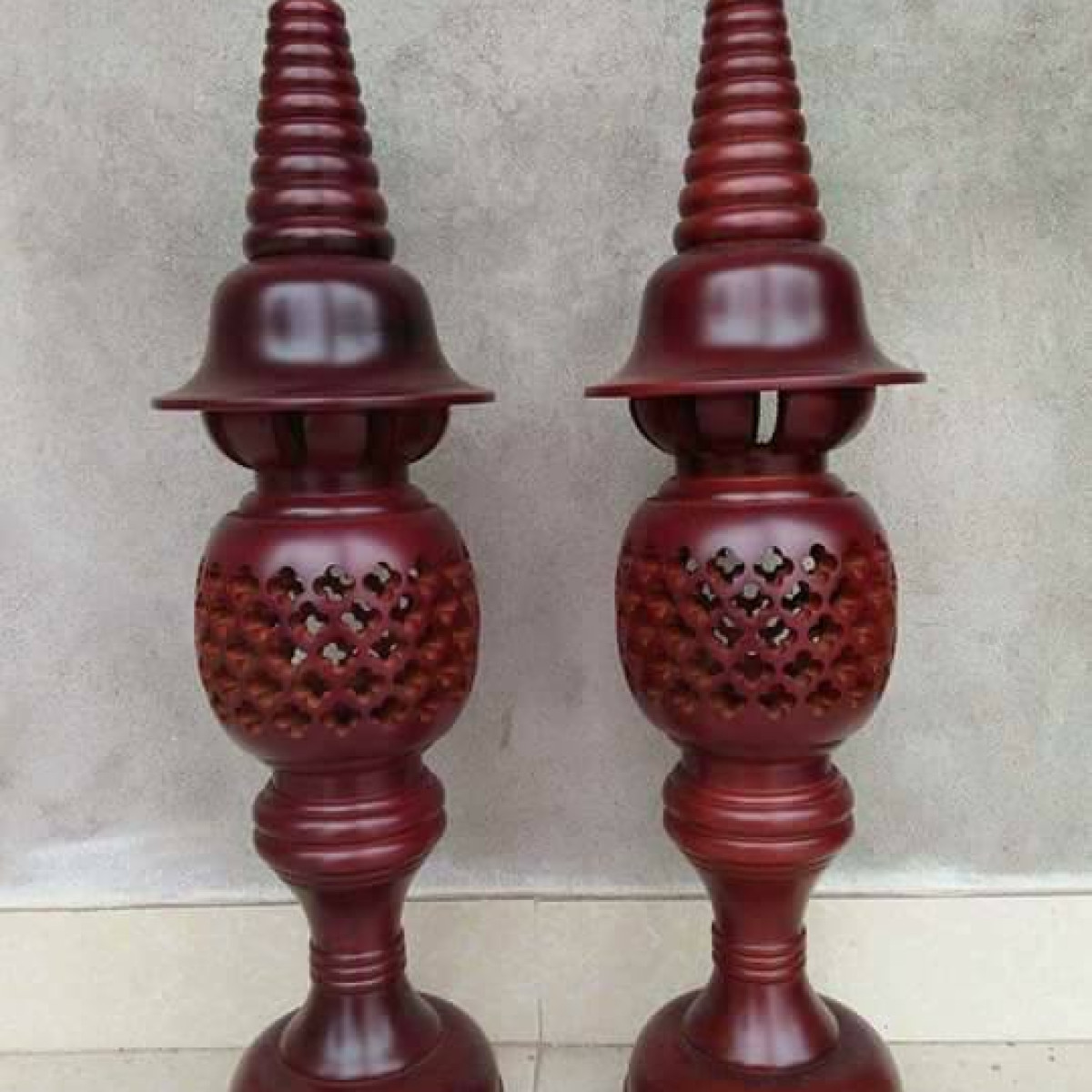 Đèn thờ gỗ xà cừ hình quả dứa cao 107 cm màu cánh gián - Đèn thờ