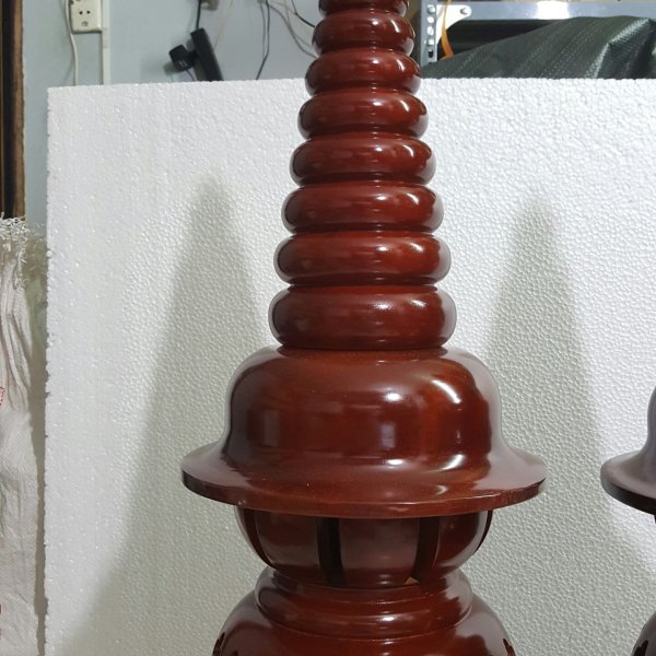 Đèn thờ gỗ xà cừ hình quả dứa cao 107 cm màu cánh gián - góc nhìn 3