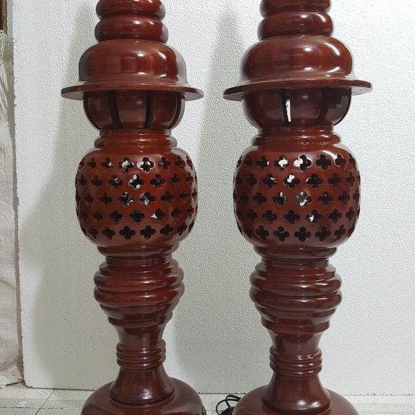 Đèn thờ gỗ xà cừ hình quả dứa cao 107 cm màu cánh gián - góc nhìn 4