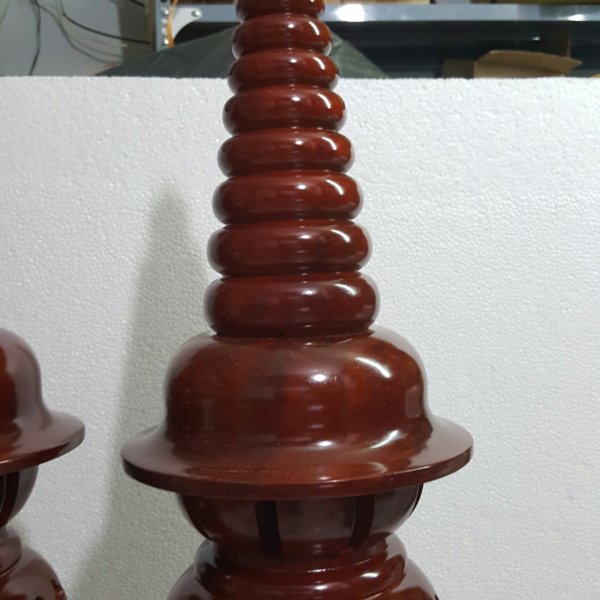 Đèn thờ gỗ xà cừ hình quả dứa cao 107 cm màu cánh gián - góc nhìn 5