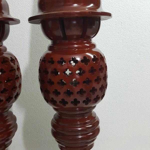 Đèn thờ gỗ xà cừ hình quả dứa cao 107 cm màu cánh gián - góc nhìn 6