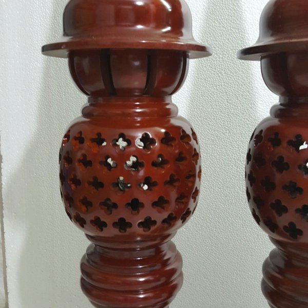 Đèn thờ gỗ xà cừ hình quả dứa cao 107 cm màu cánh gián - góc nhìn 7