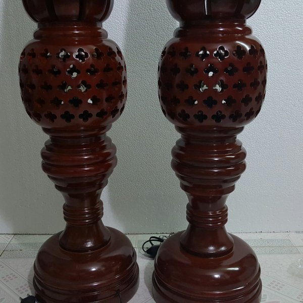 Đèn thờ gỗ xà cừ hình quả dứa cao 107 cm màu cánh gián - góc nhìn 8