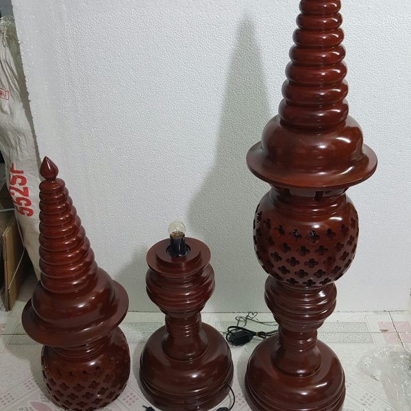 Đèn thờ gỗ xà cừ hình quả dứa cao 107 cm màu cánh gián - góc nhìn 10