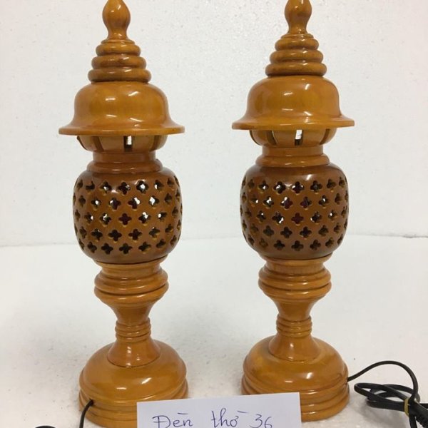 Đèn thờ gỗ xà cừ hình quả dứa cao 36 cm màu vàng - góc nhìn 2