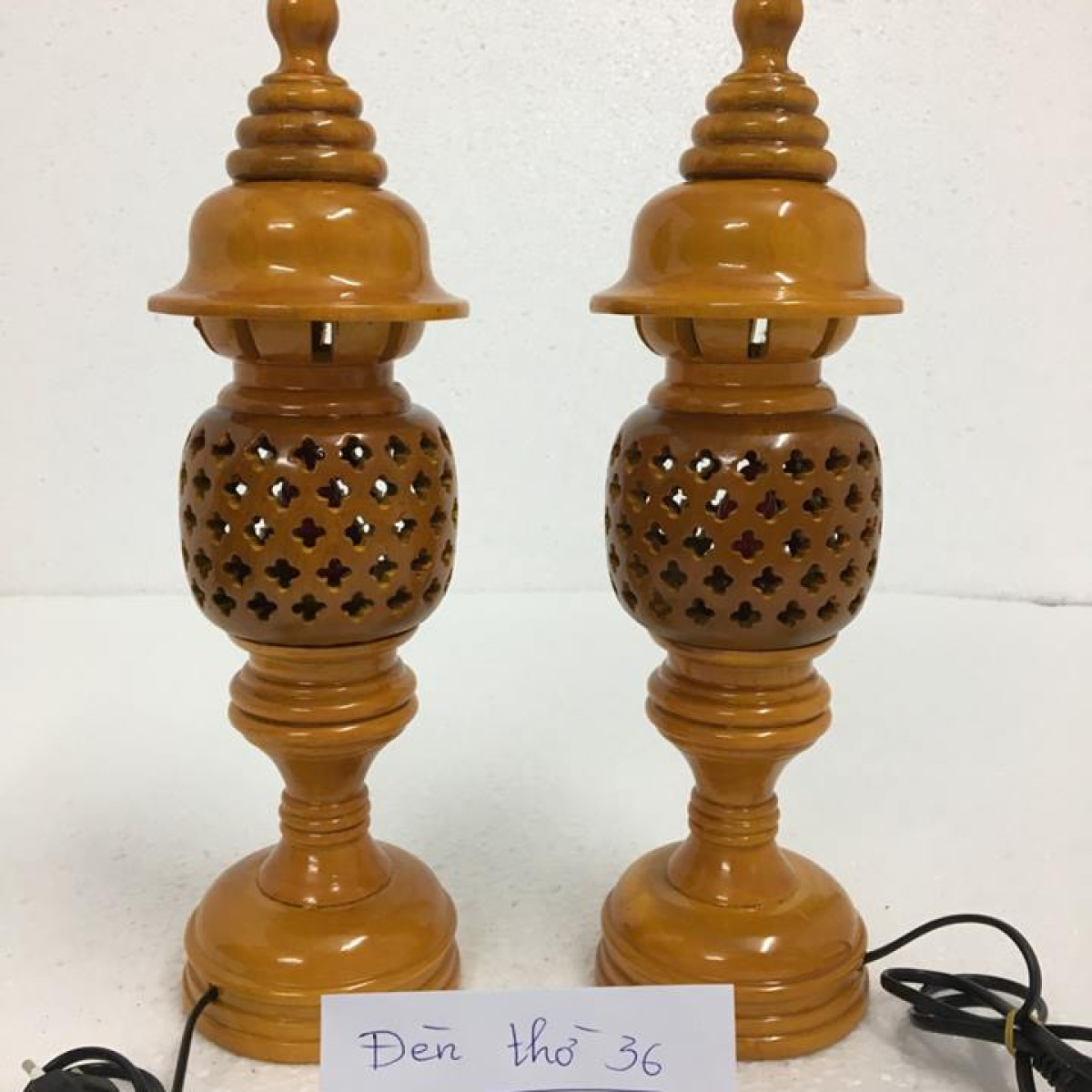 Đèn thờ gỗ xà cừ hình quả dứa cao 36 cm màu vàng - Đèn thờ