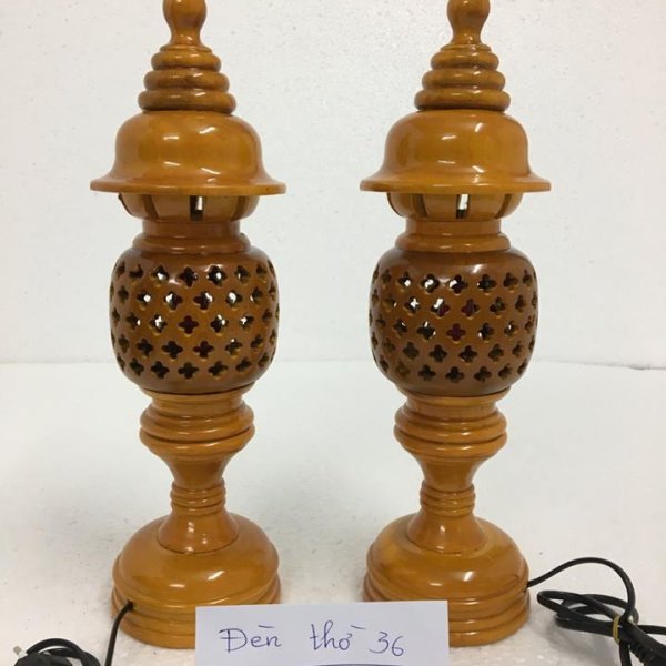 Đèn thờ gỗ xà cừ hình quả dứa cao 36 cm màu vàng - góc nhìn 3