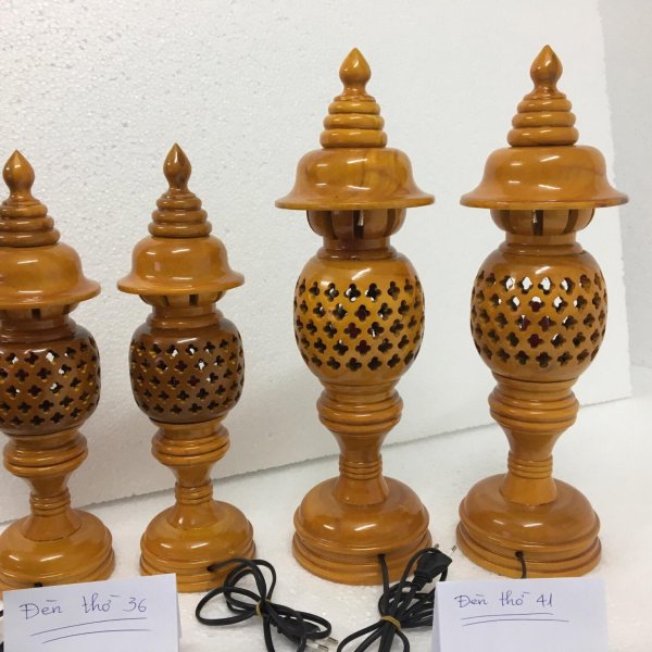 Đèn thờ gỗ xà cừ hình quả dứa cao 36 cm màu vàng - góc nhìn 4