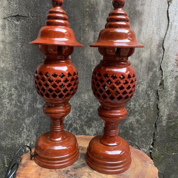 Đèn thờ gỗ xà cừ hình quả dứa cao 41 cm màu nâu cánh gián