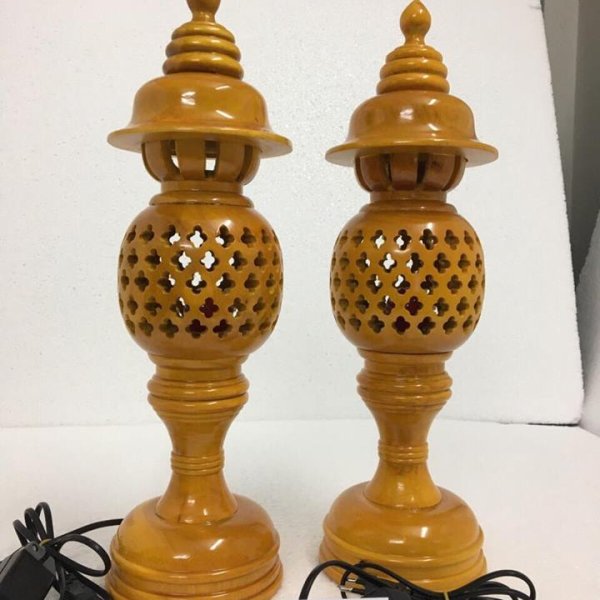 Đèn thờ gỗ xà cừ hình quả dứa cao 48 cm màu vàng - góc nhìn 2