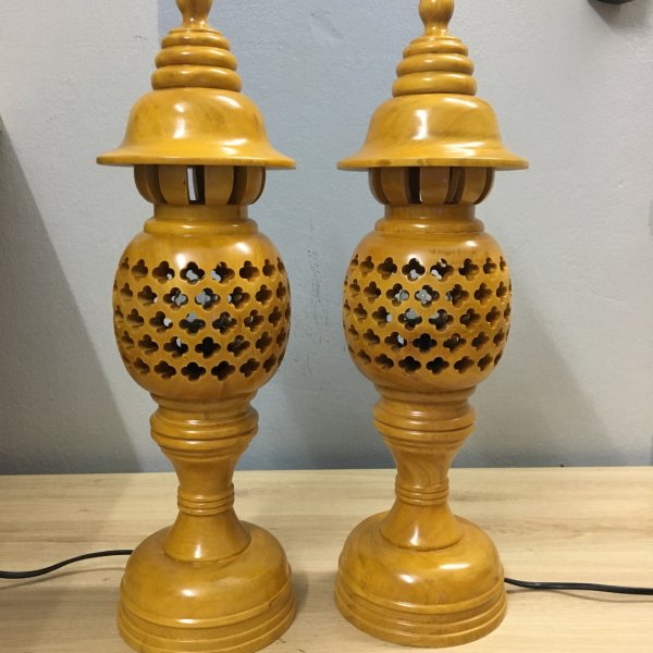 Đèn thờ gỗ xà cừ hình quả dứa cao 48 cm màu vàng