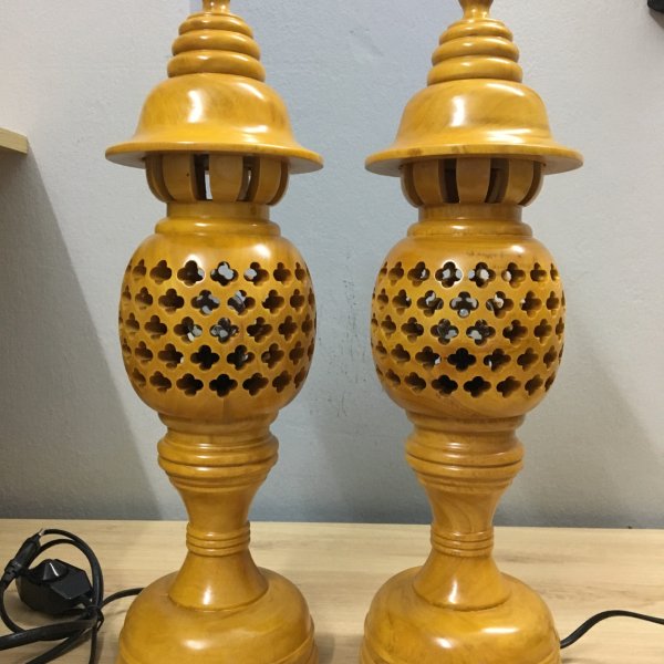 Đèn thờ gỗ xà cừ hình quả dứa cao 48 cm màu vàng - góc nhìn 3