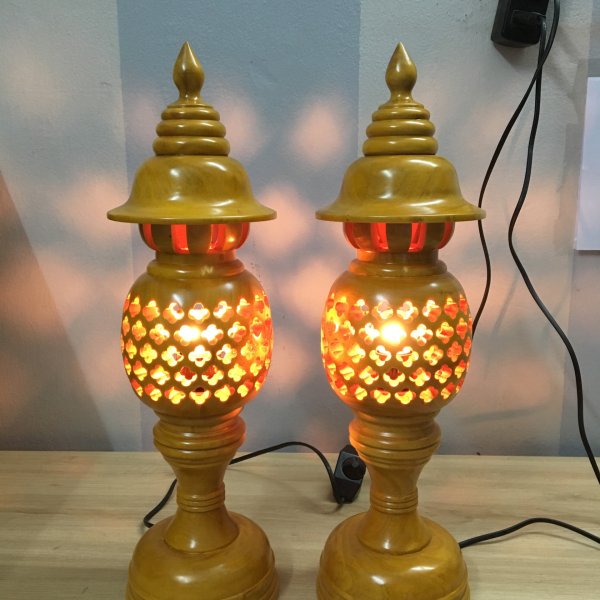 Đèn thờ gỗ xà cừ hình quả dứa cao 48 cm màu vàng - góc nhìn 4