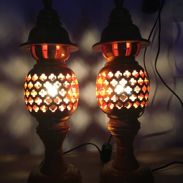 Đèn thờ gỗ xà cừ hình quả dứa cao 48 cm màu vàng - góc nhìn 5