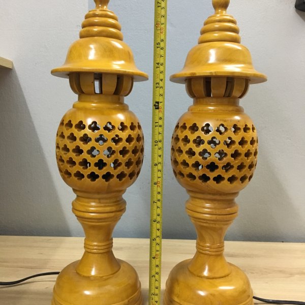 Đèn thờ gỗ xà cừ hình quả dứa cao 48 cm màu vàng - góc nhìn 7