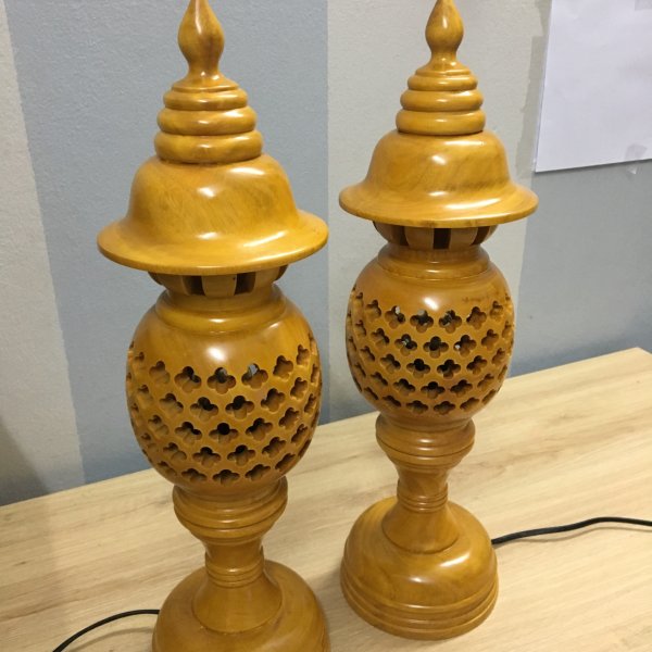 Đèn thờ gỗ xà cừ hình quả dứa cao 48 cm màu vàng - góc nhìn 9