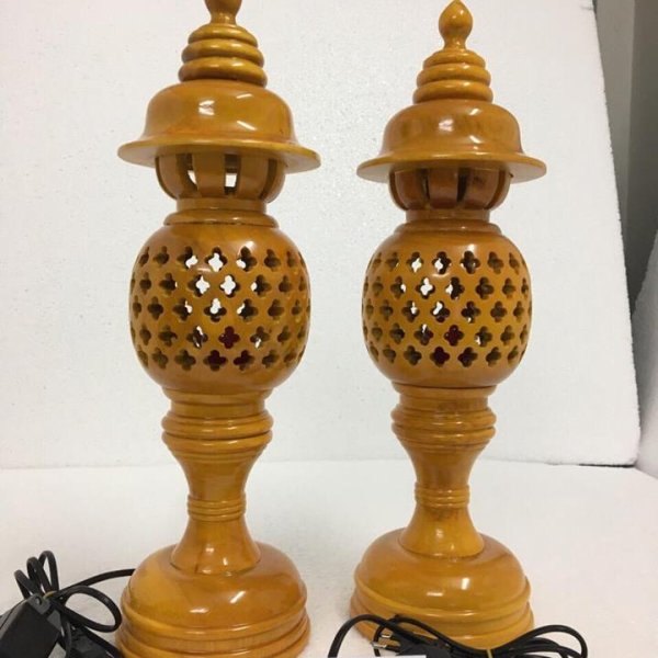 Đèn thờ gỗ xà cừ hình quả dứa cao 48 cm màu vàng - góc nhìn 10