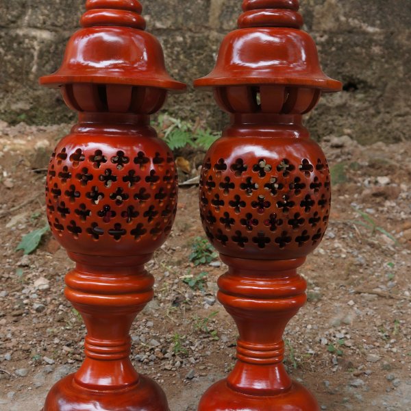 Đèn thờ gỗ xà cừ hình quả dứa phun màu cánh gián cao 60 cm