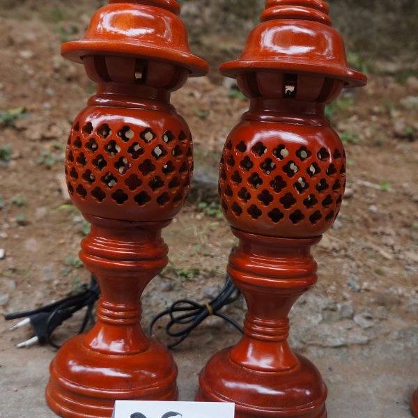 Đèn thờ gỗ xà cừ họa tiết quả dứa cao 36cm màu nâu cánh gián - góc nhìn 2